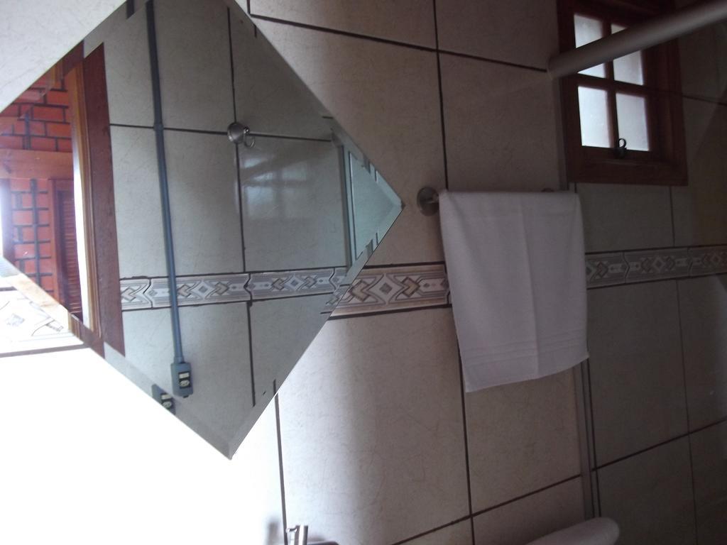 Pequena Pousada Pernottare Estacionamento Frente E Lado Publico Privado Gramado Zimmer foto