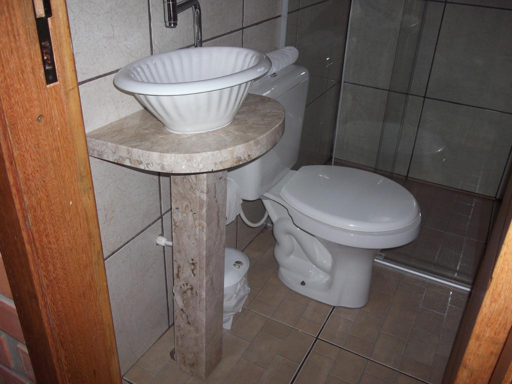 Pequena Pousada Pernottare Estacionamento Frente E Lado Publico Privado Gramado Zimmer foto
